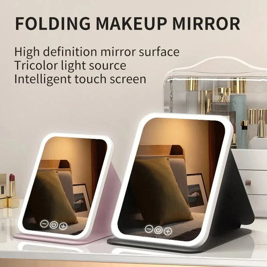 Miroir de maquillage à DEL Okéra allumé, posé sur une commode